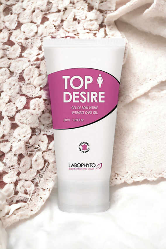 Top Desire Gel, des laboratoires français Labophyto, est un gel clitoridien excitant conçu pour intensifier le plaisir pendant l'acte sexuel. Caractéristiques : - Gel excitant pour le clitoris - Stimule le désir, procure des orgasmes plus puissants - Embrassable - Compatible avec les préservatifs - Tube de 50 ml - Fabriqué en France - Marque : Labophyto Composition : Aqua, alcool dénaturé, glycérine, propylèneglycol, huile de ricin hydrogénée PEG-40, polysorbate 20, carbomère, lactate de menthyle, hydroxyde de sodium, sorbate de potassium, benzoate de sodium, acide citrique, menthol, CI 17200, CI 19140, CI 19140, EDTA.