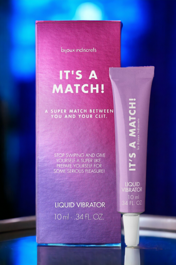 La marque Bijoux Indiscrets propose le Baume clitoridien "It's a match", de la collection Clitherapy. Ce baume clitoridien est un gel "liquid vibrator", qui picote et chauffe la zone clitoridienne tout en procurant instantanément du plaisir. Caractéristiques : - Gel stimulant pour le clitoris - Effet Chauffant & Picotant - Durée : environ 40 minutes - A l'extrait de fleur d'Acmella et à l'Aloe Vera - Contenance : 10 ml - Compatible avec les sextoys et préservatifs - Fabriqué en Espagne - Collection : Clitherapy - Marque : Bijoux Indiscrets Composition : Aqua, Caprylic/capric Triglyceride, Propanediol, Aloe Barbadensis Leaf Juice, Glyceryl Stearate Citrate, Spilanthes Acmella Flower Extract, Parfum, Hydroxyethylcellulose, Sodium Benzoate, Sclerotium Gum, Potassium Sorbate, Xanthan Gum, Citric Acid, Sodium Citrate, Sodium Saccharin.﻿