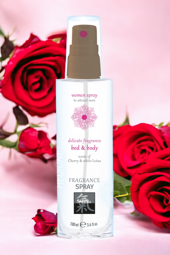 Proposé en flacon spray de 100 ml, le parfum aphrodisiaque "Shiatsu Bed & Body Spray Women" est une délicate fragrance / brume d'oreiller pour femmes au parfum cerise et lotus blanc. Elle se vaporise sur le lit et le corps et permet d'exciter les hommes. Caractéristiques : - Parfum aphrodisiaque pour femmes - Se pulvérise sur le linge de lit, les tissus, la peau et le corps - Permet d'attirer les hommes - Parfum cerise et lotus blanc - Flacon spray de 100 ml - Fabriqué en Allemagne - Marque : Shiatsu