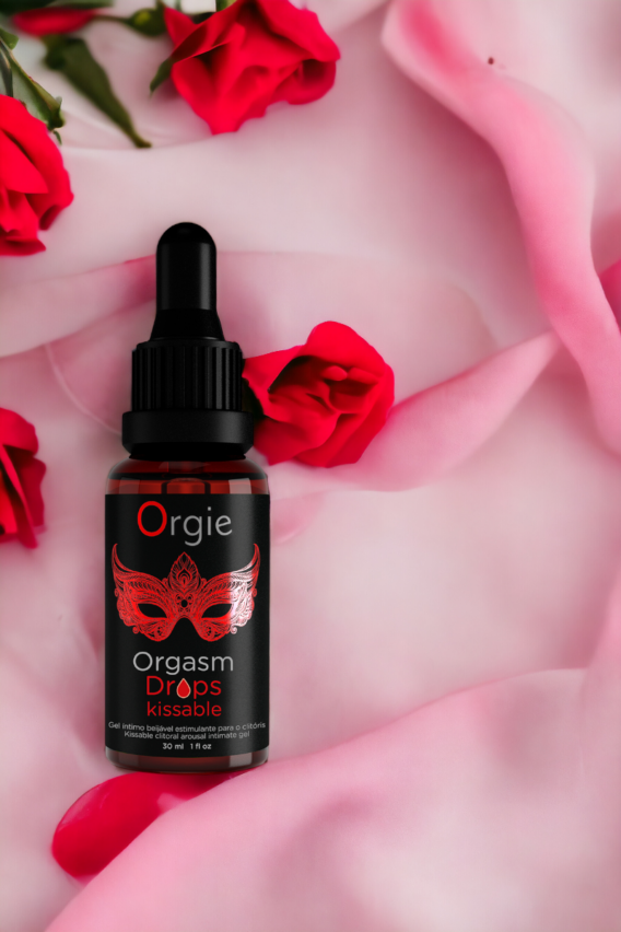 La marque Orgie présente "Orgasm Drops Kissable", un gel intime d'excitation féminine, dédié au clitoris. Embrassable pour permettre de pratiquer le sexe oral, Orgasm Drops Kissable procure des sensations de chaleur et de froid, stimule et augmente l’excitation féminine. Caractéristiques : - Gel intime d’excitation du clitoris à embrasser - Sensibilise le clitoris - Sensation de chaleur et de fraicheur - Orgasmes intenses - Embrassable / sexe oral - Parfumé à la pomme et à la girofle - Flacon compte-gouttes en verre 30ml - Fabriqué au Portugal - Marque : Orgie Composition : GLYCERIN, PROPYLENE GLYCOL, POLYSORBATE 20, PHENOXYETHANOL, EUGENIA CARYOPHYLLUS FLOWER OIL, AQUA, EUGENOL, MENTHA ARVENSIS LEAF OIL, SODIUM SACCHARIN, AROMA, ETHYLHEXYLGLYCERIN, LIMONENE.