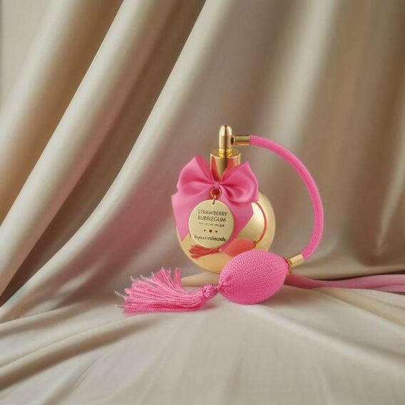 Reprenant l’arôme original du chewing gum, Bubble Gum Body Mist, de la marque Bijoux Indiscrets, est un parfum sans alcool, frais et intense, qui stimule les sens. cette brume corporelle peut être appliquée sur toutes les parties du corps, y compris les plus sensibles. Même les zones les plus intimes peuvent profiter de Bubblegum Body Mist. Caractéristiques: - Parfum aphrodisiaque arôme Bubble gum - Sans paraben - 100 % végan - Fabriqué en Espagne - Contenance: 100 ml - Marque: Bijoux Indiscret Ingrédients: AQUA, GLYCERIN, PARFUM, PPG-26-BUTETH-26, PEG-40 HYDROGENATED CASTOR OIL, LIMONENE, PHENOXYETHANOL, ETHYLHEXYLGLYCERIN, EUGENOL, CITRAL, LINALOOL, GERANIOL, CITRONELLOL.