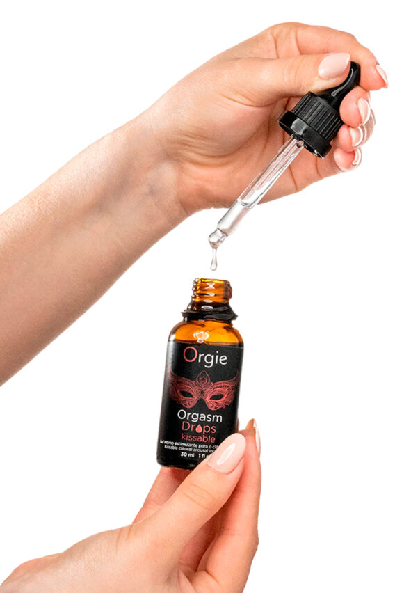 La marque Orgie présente "Orgasm Drops Kissable", un gel intime d'excitation féminine, dédié au clitoris. Embrassable pour permettre de pratiquer le sexe oral, Orgasm Drops Kissable procure des sensations de chaleur et de froid, stimule et augmente l’excitation féminine. Caractéristiques : - Gel intime d’excitation du clitoris à embrasser - Sensibilise le clitoris - Sensation de chaleur et de fraicheur - Orgasmes intenses - Embrassable / sexe oral - Parfumé à la pomme et à la girofle - Flacon compte-gouttes en verre 30ml - Fabriqué au Portugal - Marque : Orgie Composition : GLYCERIN, PROPYLENE GLYCOL, POLYSORBATE 20, PHENOXYETHANOL, EUGENIA CARYOPHYLLUS FLOWER OIL, AQUA, EUGENOL, MENTHA ARVENSIS LEAF OIL, SODIUM SACCHARIN, AROMA, ETHYLHEXYLGLYCERIN, LIMONENE.