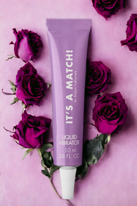 La marque Bijoux Indiscrets propose le Baume clitoridien "It's a match", de la collection Clitherapy. Ce baume clitoridien est un gel "liquid vibrator", qui picote et chauffe la zone clitoridienne tout en procurant instantanément du plaisir. Caractéristiques : - Gel stimulant pour le clitoris - Effet Chauffant & Picotant - Durée : environ 40 minutes - A l'extrait de fleur d'Acmella et à l'Aloe Vera - Contenance : 10 ml - Compatible avec les sextoys et préservatifs - Fabriqué en Espagne - Collection : Clitherapy - Marque : Bijoux Indiscrets Composition : Aqua, Caprylic/capric Triglyceride, Propanediol, Aloe Barbadensis Leaf Juice, Glyceryl Stearate Citrate, Spilanthes Acmella Flower Extract, Parfum, Hydroxyethylcellulose, Sodium Benzoate, Sclerotium Gum, Potassium Sorbate, Xanthan Gum, Citric Acid, Sodium Citrate, Sodium Saccharin.﻿