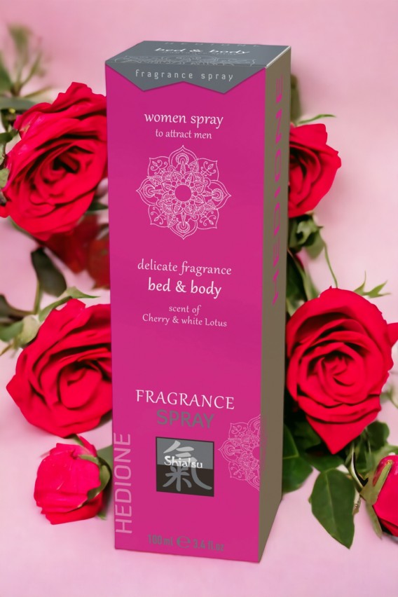 Proposé en flacon spray de 100 ml, le parfum aphrodisiaque "Shiatsu Bed & Body Spray Women" est une délicate fragrance / brume d'oreiller pour femmes au parfum cerise et lotus blanc. Elle se vaporise sur le lit et le corps et permet d'exciter les hommes. Caractéristiques : - Parfum aphrodisiaque pour femmes - Se pulvérise sur le linge de lit, les tissus, la peau et le corps - Permet d'attirer les hommes - Parfum cerise et lotus blanc - Flacon spray de 100 ml - Fabriqué en Allemagne - Marque : Shiatsu