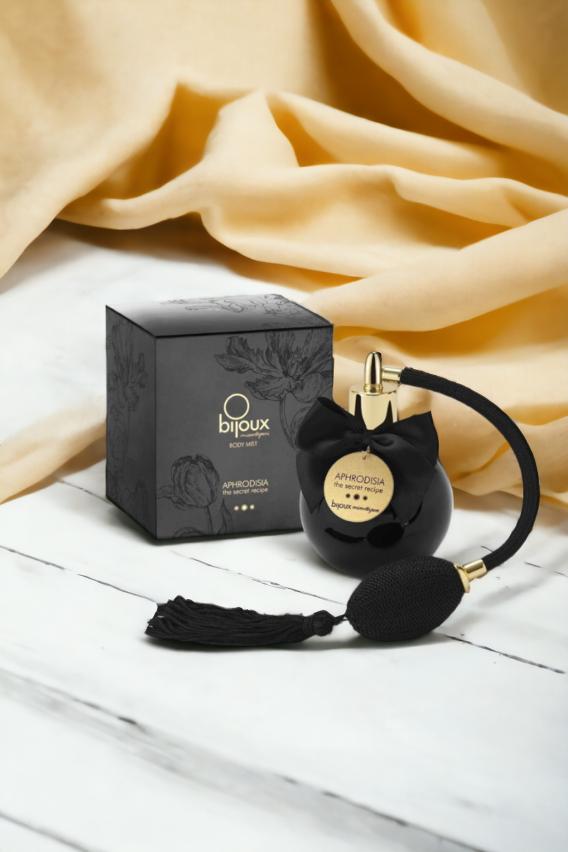 La brume corporelle senteur Aphrodisia, de la marque Bijoux Indiscrets, est un parfum sans alcool, frais et intense, qui stimule les sens aux accents de jasmin, de rose et d’Ylang-ylang. Cette brume corporelle peut être appliquée sur toutes les parties du corps, y compris les plus sensibles. Même les zones les plus intimes peuvent profiter de ce parfum exquis. Caractéristiques: - Parfum aphrodisiaque aux senteurs de jasmin, de rose et d’ylang-ylang - Sans paraben - Fabriqué en Espagne - Contenance: 100 ml - Marque: Bijoux Indiscret Ingrédients: aqua, glycerin, parfum, ppg-26-buteth-26, peg-40 hydrogenated castor oil, phenoxyethanol, ethylhexylglycerin, benzyl salicylate, alpha-isomethyl ionone, hydroxycitronellal, benzyl cinnamate, eugenol, butylphenyl methylpropional, benzyl benzoate, linalool.