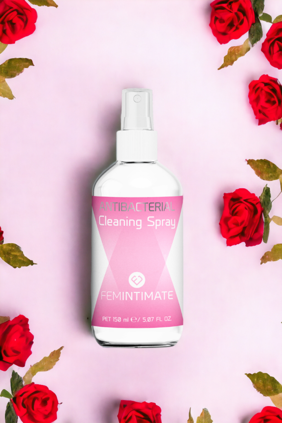 L'Antibacterial Cleaning Spray de Femintimate est un nettoyant à base d'eau, sans alcool, antibactérien, idéal pour nettoyer et entretenir les produits de la marque, et plus globalement tous les sextoys. Caractéristiques : - Nettoyant hygiénique pour sextoys - Nettoyant à base d'eau - Inodore, incolore, ne tache pas - Sans alcool - Volume : 150 ml - Flacon spray - Marque : Femintimate