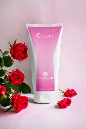 Clarifying Cream de la marque Femintimate est une crème de soin intime à action blanchissante, qui éclaircit et hydrate la peau des zones intimes. Elle est parfaite pour apporter un blanchiment naturel. Caractéristiques : - Crème de soin blanchissante - Parfum neutre - Éclaircit et hydrate la peau - Crème non grasse - Contenance : 100 ml - Marque : Femintimate Ingrédients : Aqua, triglycéride caprylique/caprique, ester d'acide peg-8 C12-20, glycérine, stéarate de peg-8, stéarate de glycéryle Se, propylène glycol, diméthicone, jus de feuille d'aloès barbadensis, acide palmitique, acide stéarique, sorbate de potassium, sodium Lévulinate, Caprylyl Glycol, Parfum, Edta Disodique, Huile de Glycine Soja, Acide Citrique, Extrait de Feuille de Camellia Sinensis, Collagène Hydrolysé, Extrait de Citrus Limon, Tocophérol, Extrait de Racine de Glycyrrhiza Glabra, Benzoate de Sodium, Bêta-Sitostérol, Squalène.